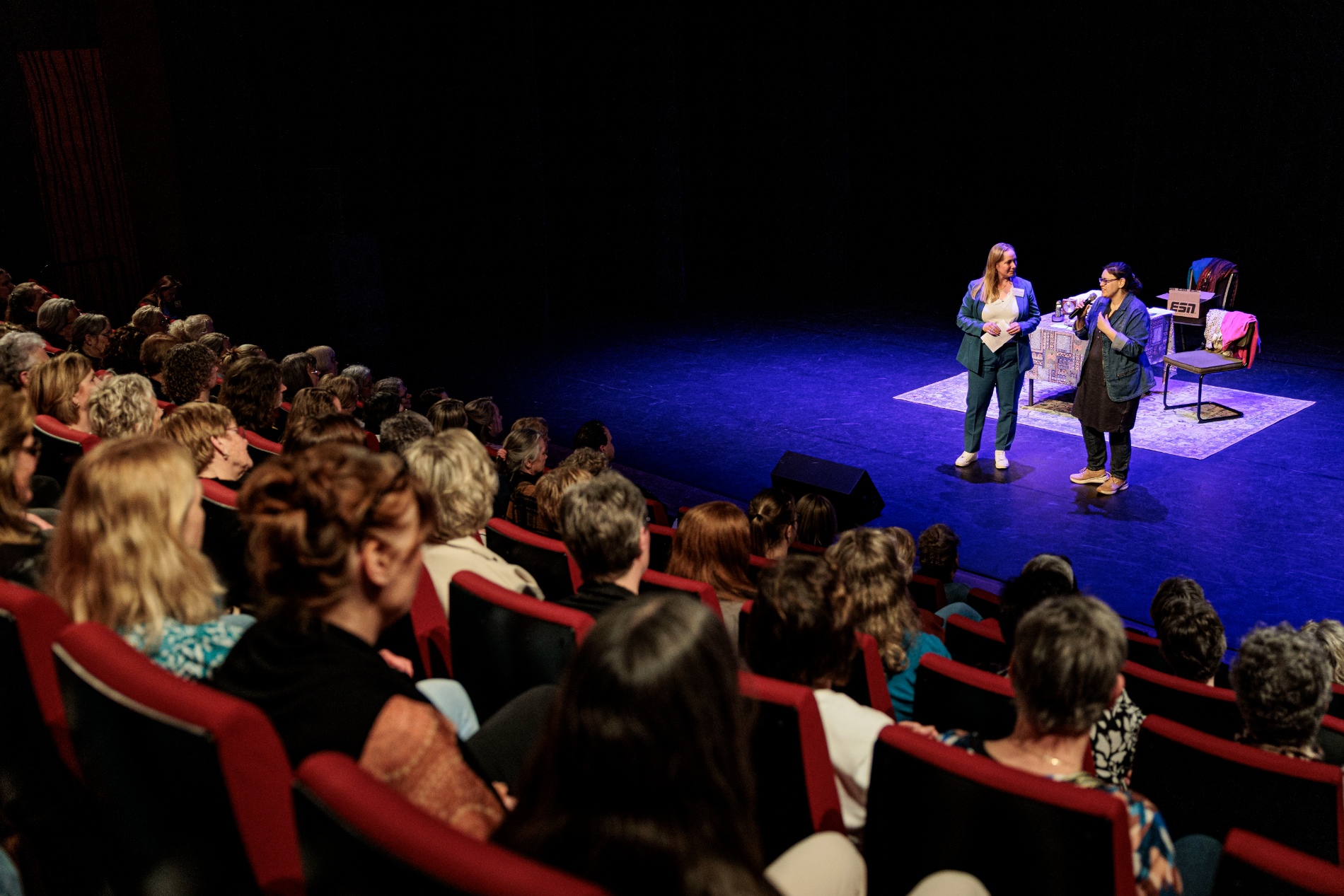Evelien en Mariska leiden de theatervoorstelling in